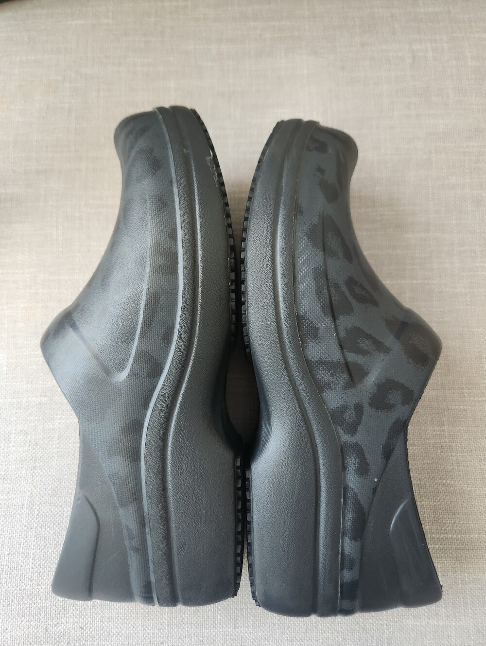 CROCS Women's Slip In Clogs Charcoal Leopard-Print Black And Gray Dual Comfort - Picture 6 of 8